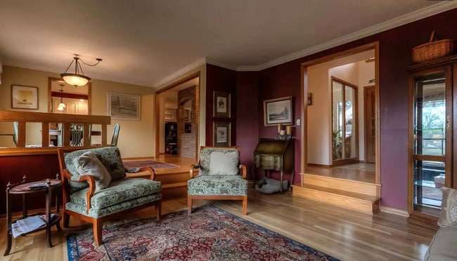 Building Photo - 4bd/3ba HUGE Home w/Hardwood Floors, Russi...