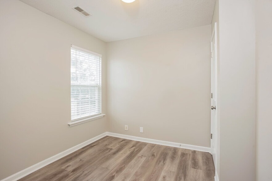 Building Photo - 1043 Tom Hailey Blvd