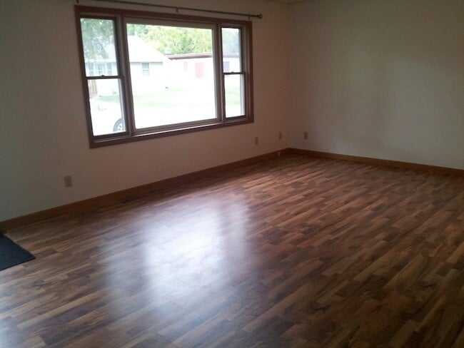 Building Photo - 423 W 2nd Pl