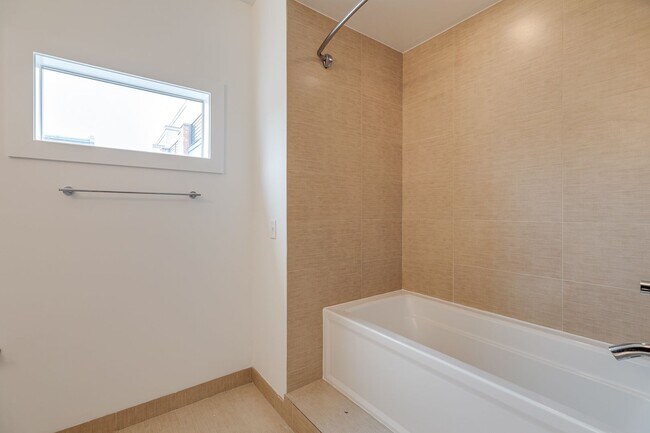 Building Photo - Northern Liberties Townhome with Parking Included