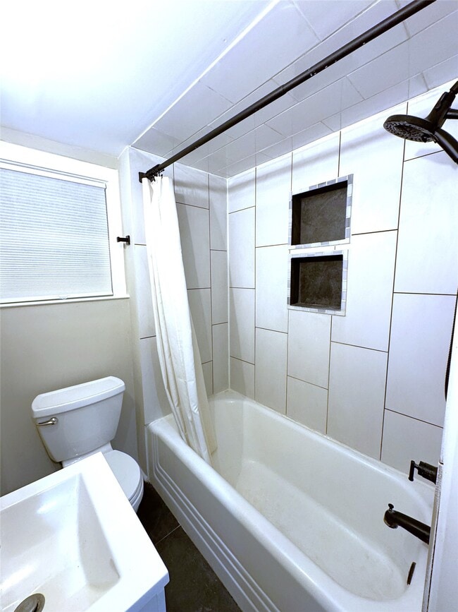 Building Photo - 33 1/2 Oak St