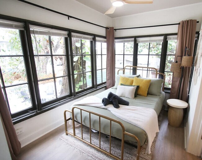 Building Photo - 102 W Emma St