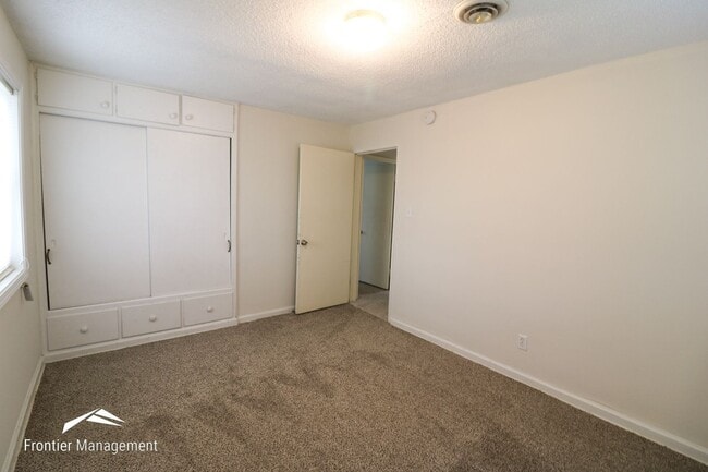 Building Photo - Three Bedroom Home Near Westloop Shopping ...