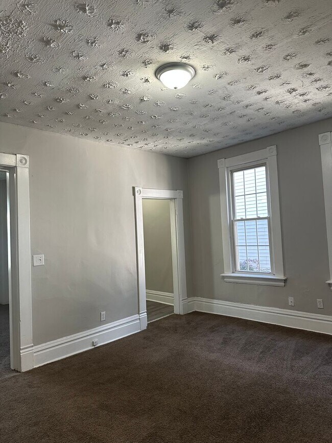 Building Photo - Welcome to this amazing 3 Bedroom, 1 Bathroom Home, located in the vibrant city of Columbus, OH!