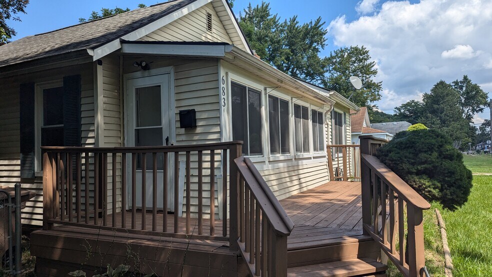 Front Porch - 683 E Beverly Ave