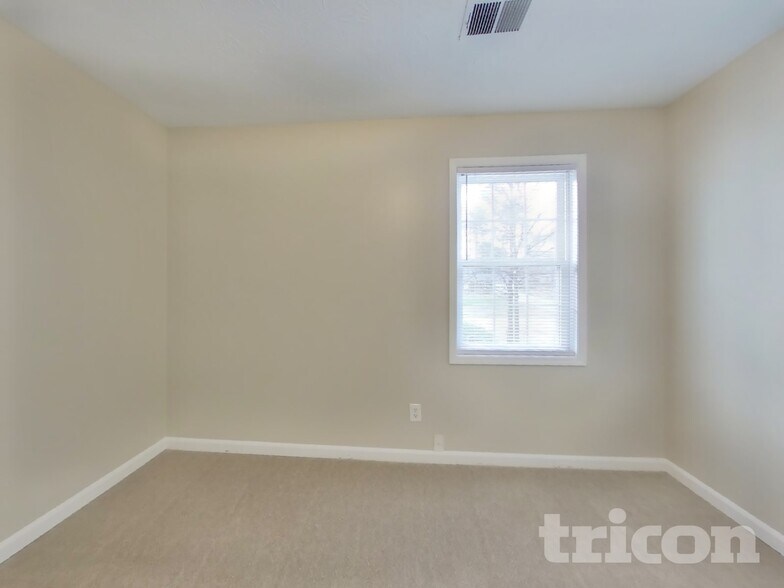 Building Photo - 211 Robin Ln