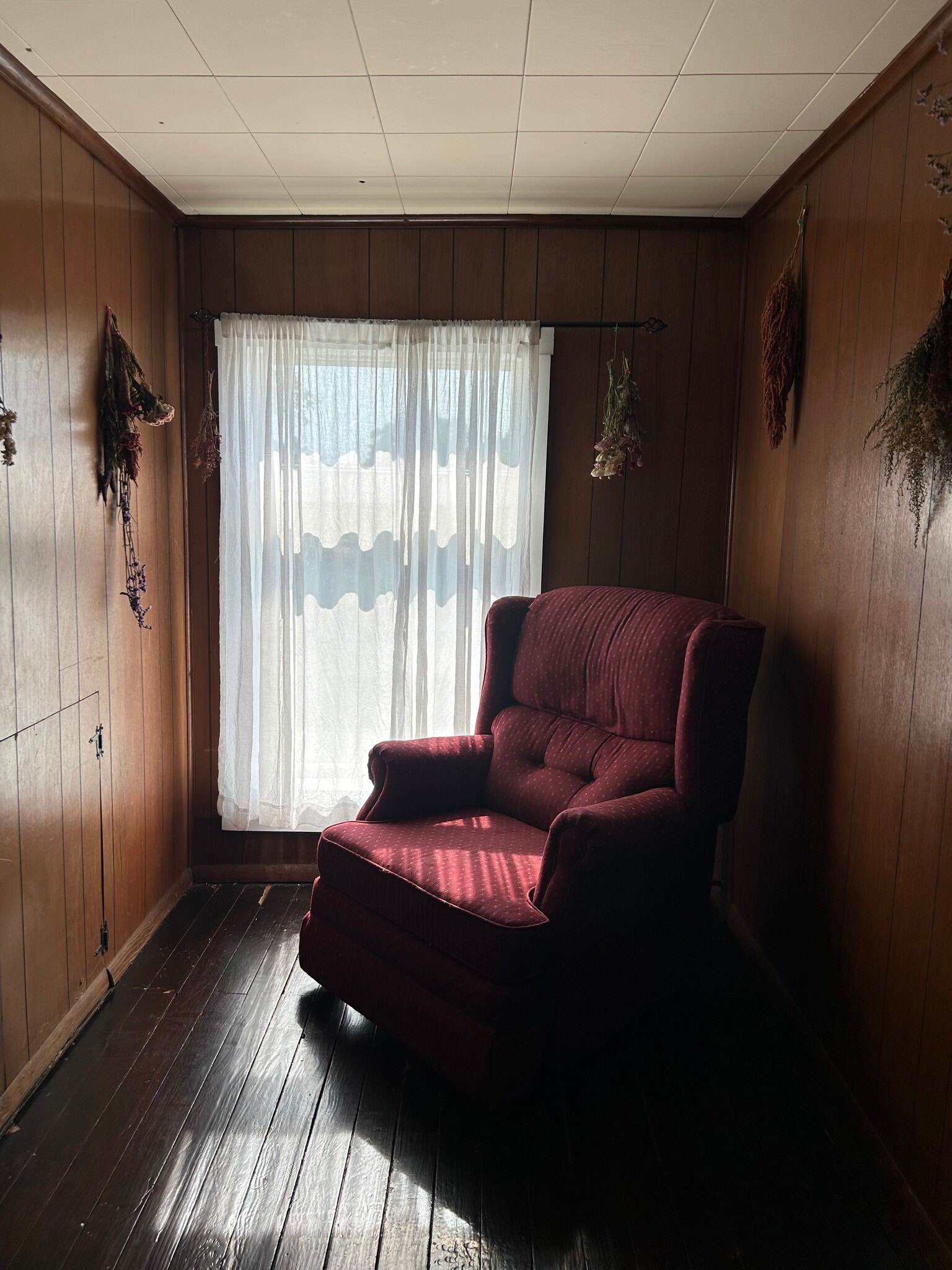 3rd floor hallway nook with morning sunshine - 301 S West End Ave