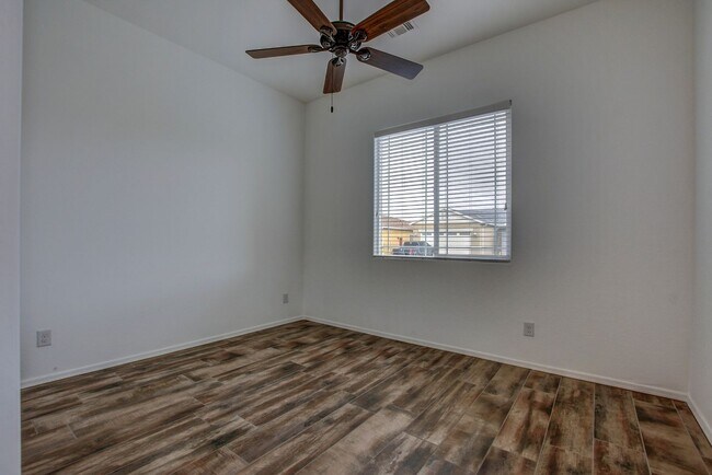 Building Photo - Beautiful 2 Bedroom with Den in Quailwood!