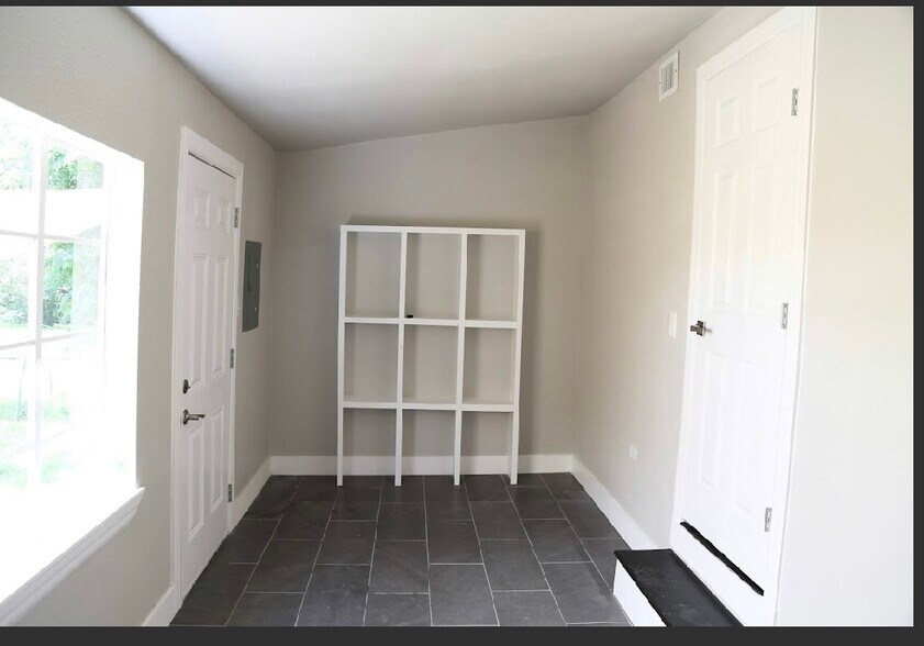 Building Photo - 4010 Neer Ave