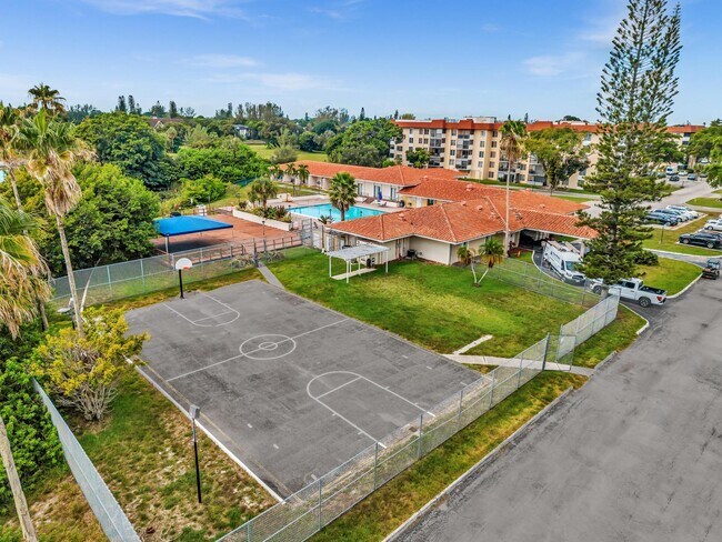 Building Photo - 4158 Inverrary Dr