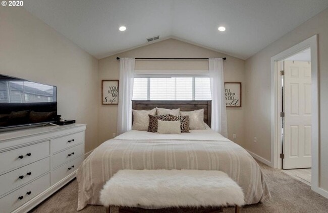 Building Photo - Luxurious 3 Bedroom with Spacious Rooms an...