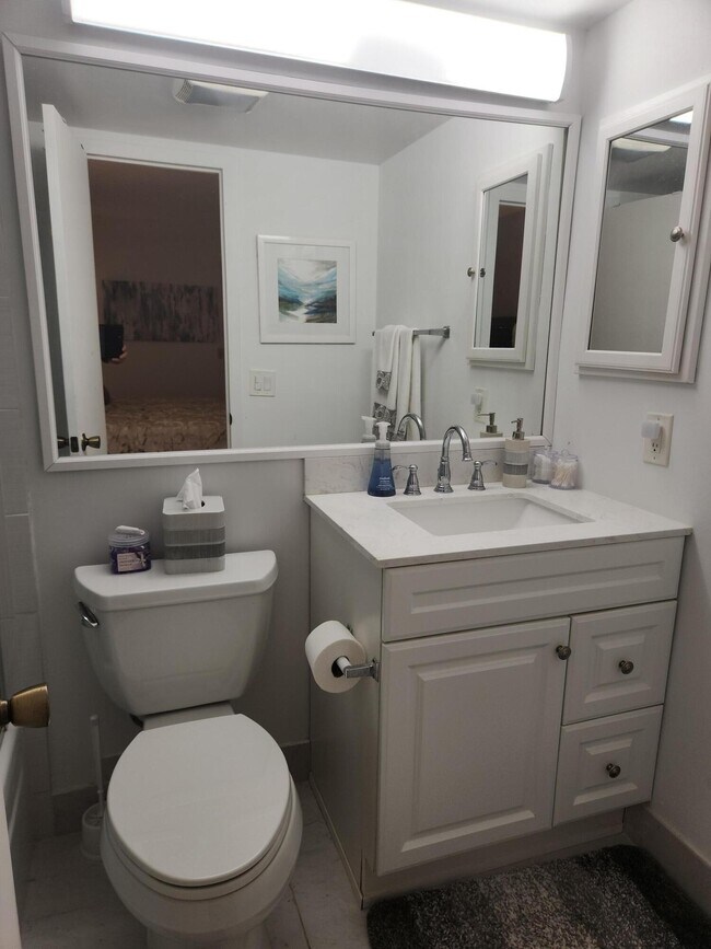 Building Photo - 3059 Ainslie Dr