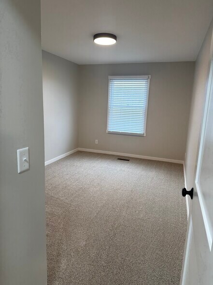 Building Photo - 1551 Namekagon St