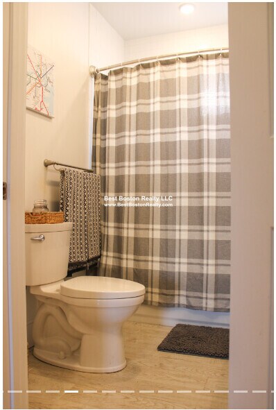 Building Photo - 118 Holland St