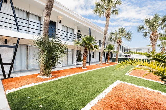 Building Photo - 300 10th Ave N