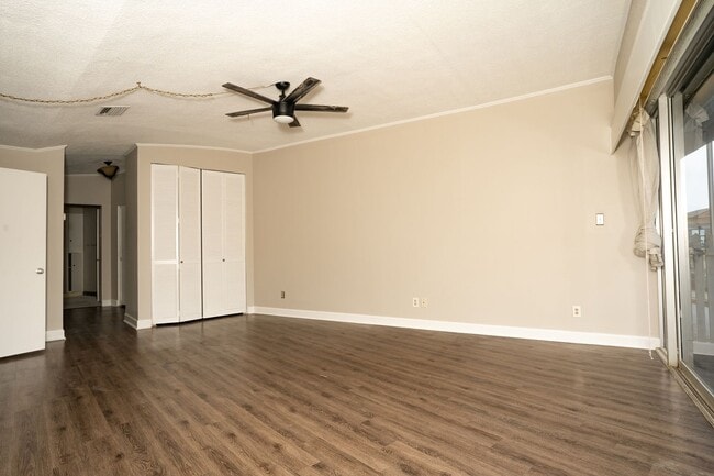 Building Photo - Sprawling 5th-Floor Corner Condo Just Steps from McGee Beach