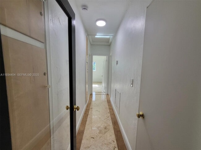 Building Photo - 825 Cremona Ave