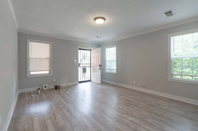 Entrance and common living area with high speed internet - 1009 McEvers Rd