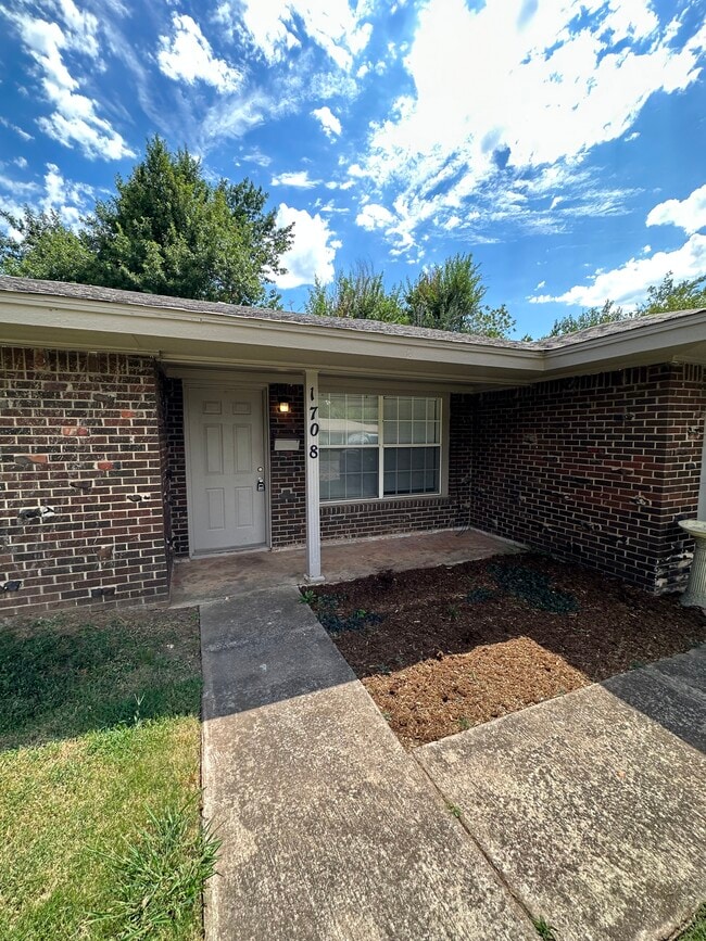 Building Photo - 1708 Westchester Dr