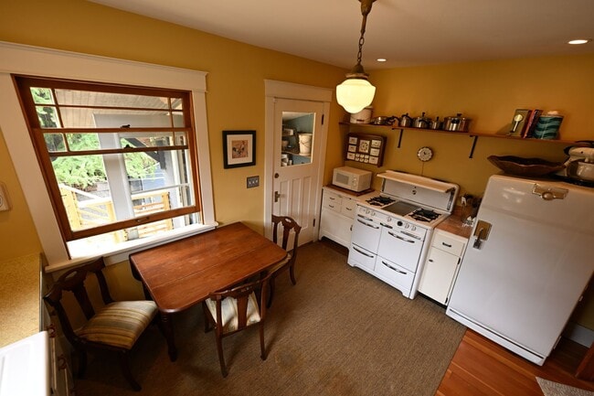 Building Photo - 3bd/2ba Seattle Home