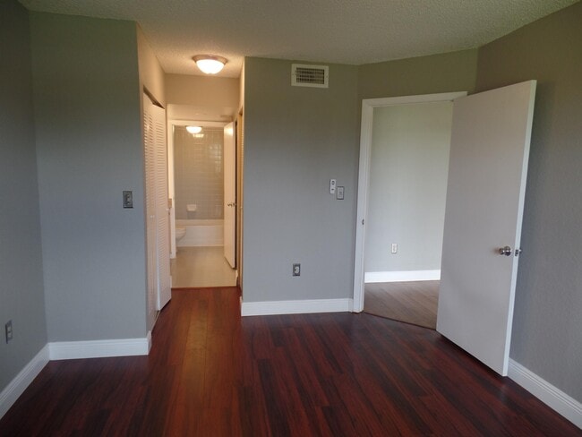 Building Photo - 2880 N Oakland Forest Dr