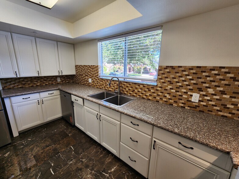 Building Photo - 420 Riverdale Dr