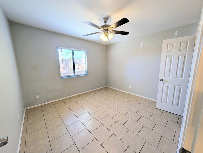 Building Photo - Spacious 2 Bedroom with Private Yard!
