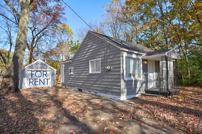 Building Photo - 2429 Lincoln Manor Dr