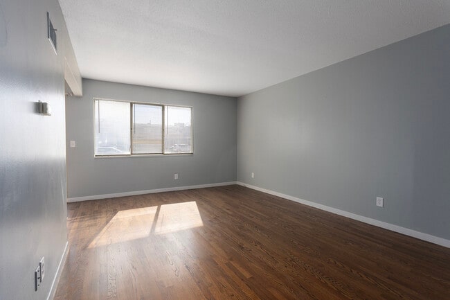 Building Photo - 403 W 87 Pl