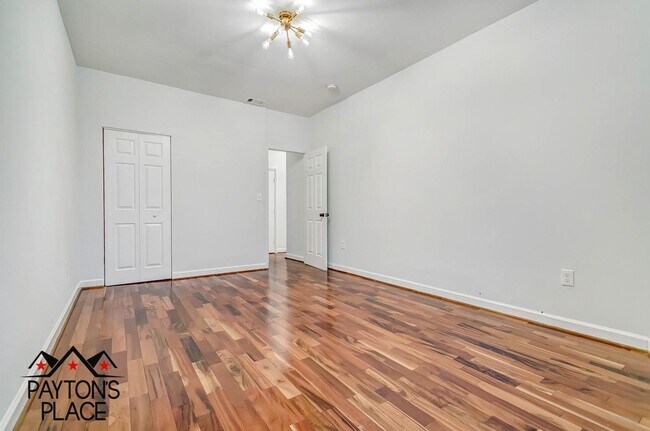 Building Photo - Spacious Apartment with Outdoor space
