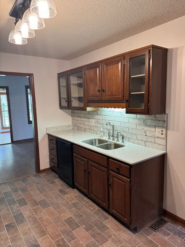 Building Photo - 1175 Pebble Dr