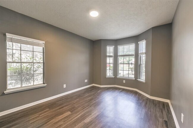 Building Photo - 2509 S Mission Cir