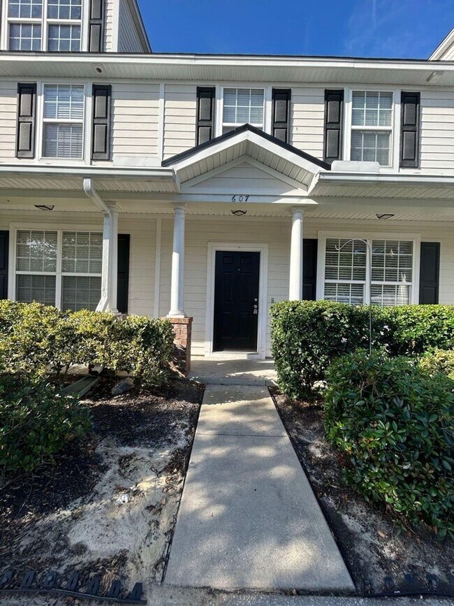 Building Photo - 2BR/2.5BA Condo Central Commons Gated Community - Available 5/1!
