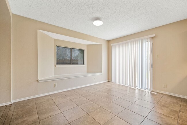 Building Photo - 3 Bedroom/2 Bath Regency Meadow Subdivision