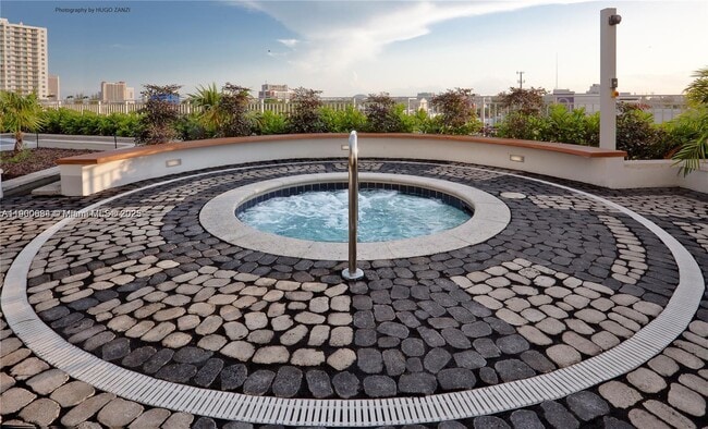 Building Photo - 2020 N Bayshore Dr