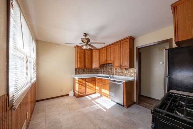 Building Photo - Recently-renovated home perfect for family