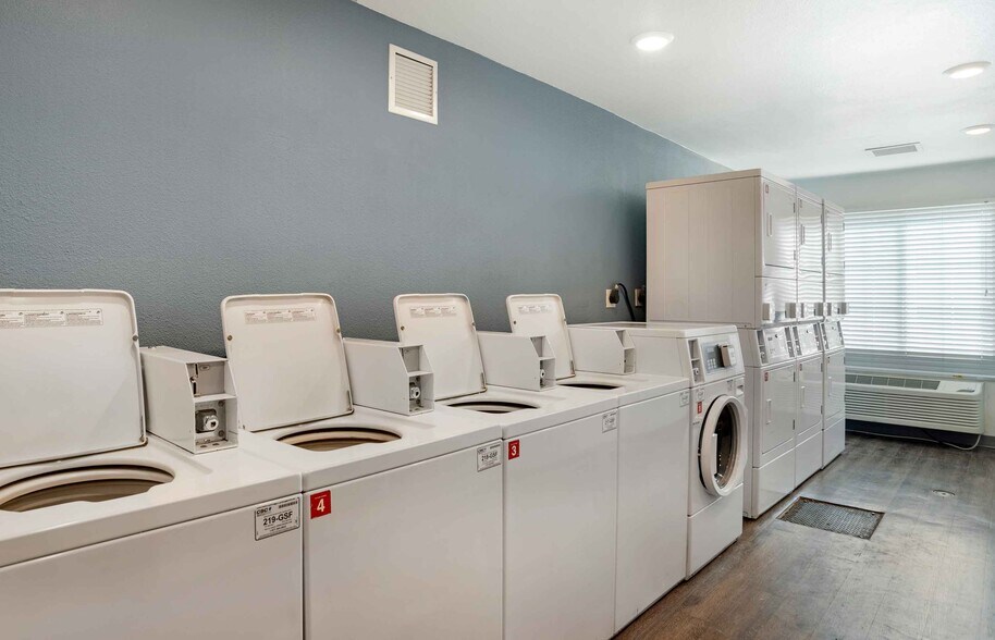 Building Photo - Furnished Studio-Springdale