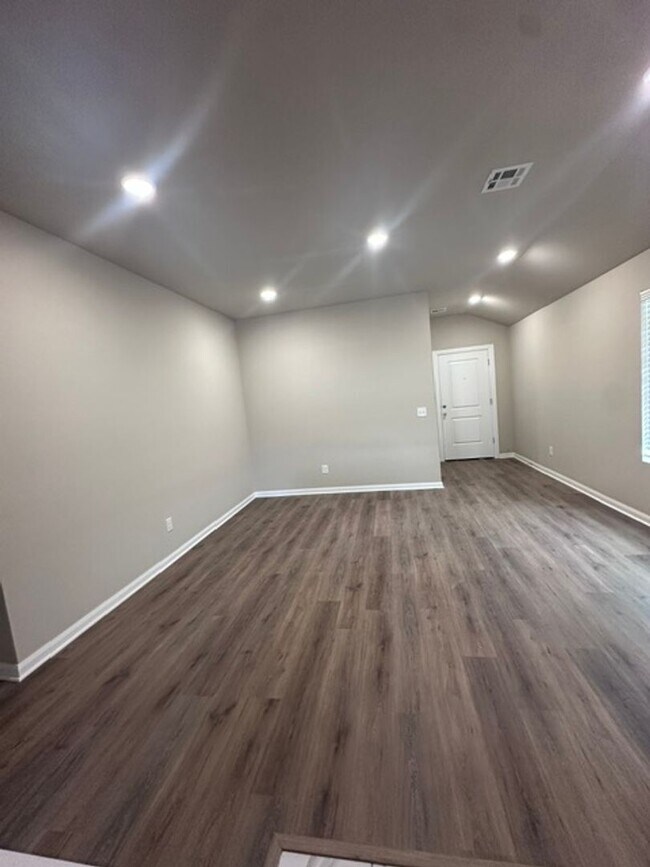 Building Photo - FIRST MONTH FREE! NEW HOME!