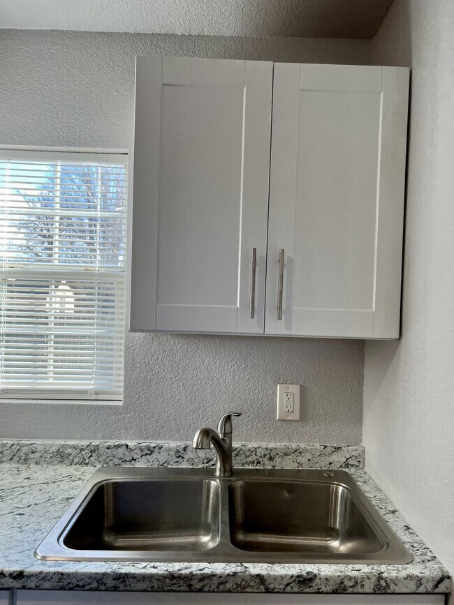 Building Photo - 904 N Peoria Ave