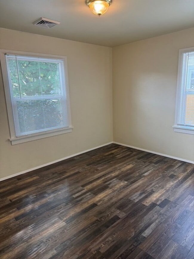 Building Photo - Arbor Lodge Gem