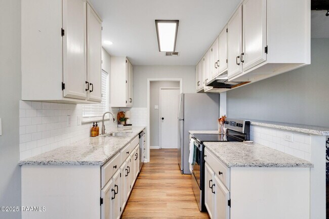 Building Photo - 103 Pinion Cir