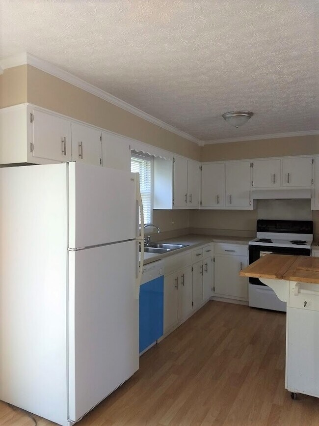 Building Photo - 137 Prentice St