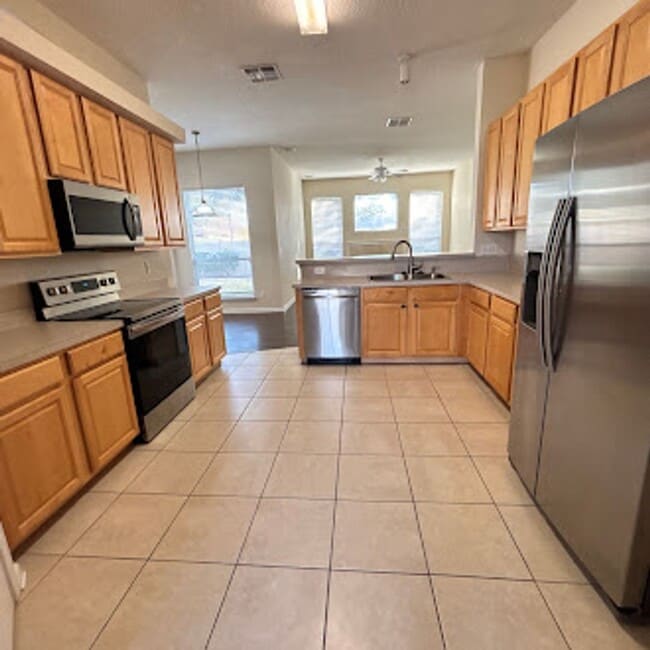 Building Photo - Spacious 3-Bed, 2-Bath Home. Patio. Amenities. Located just minutes from St Johns Town Center and...