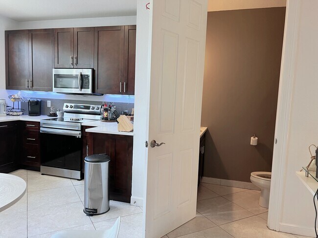 Building Photo - 750 Millbrae Ct