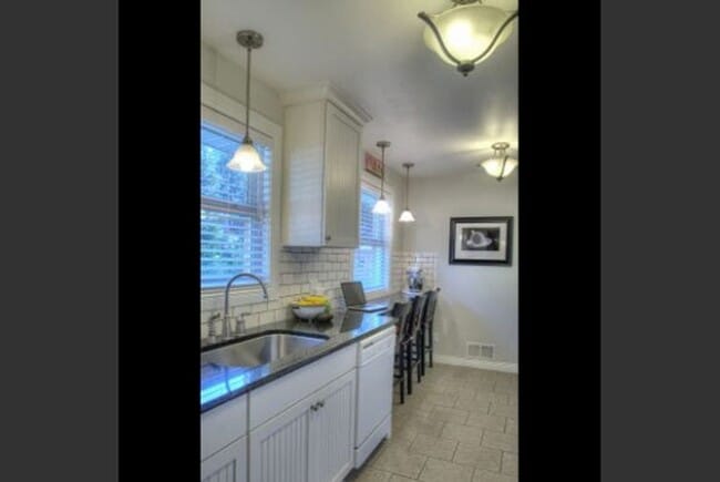 Building Photo - Available June 7th Beautiful 3 bed 1.5 bat...