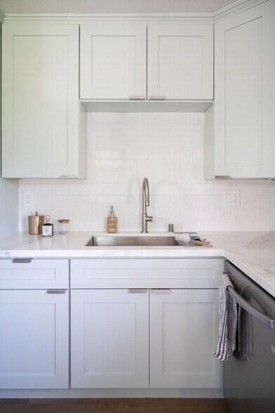 large oversized sink - 9213 Earl St