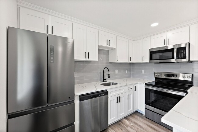 Building Photo - Renovated 3-Bed Rambler in Lakewood | Priv...