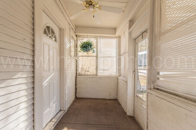 Building Photo - Available Now! | Bright 3 Bedroom / 2 Bathroom Home | 13th & Martha