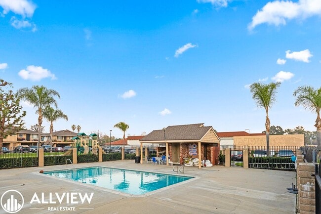 Building Photo - Charming 2-Bedroom Home Steps from Los Rios District