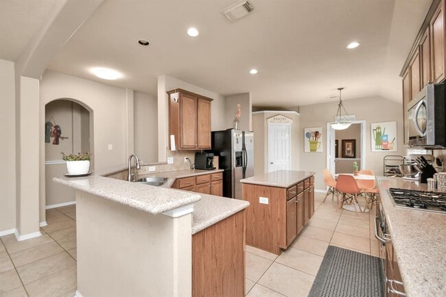 Building Photo - 2103 Breezeway Ln